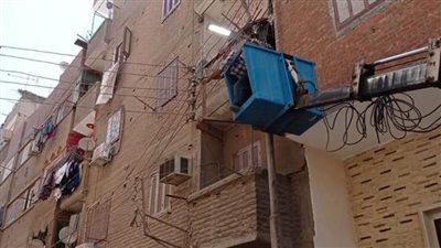 حملة صيانة أعمدة الإنارة وإصلاح الأعطال بحي غرب سوهاج