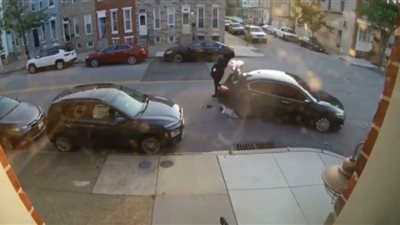 شاهد جبروت امرأة .. تحاول دهس زوجها عدة مرات بالسيارة   