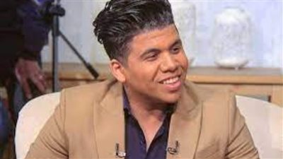 والدة عمر كمال ترفض غناءه مع الراقصات.. فكيف رد عليها؟