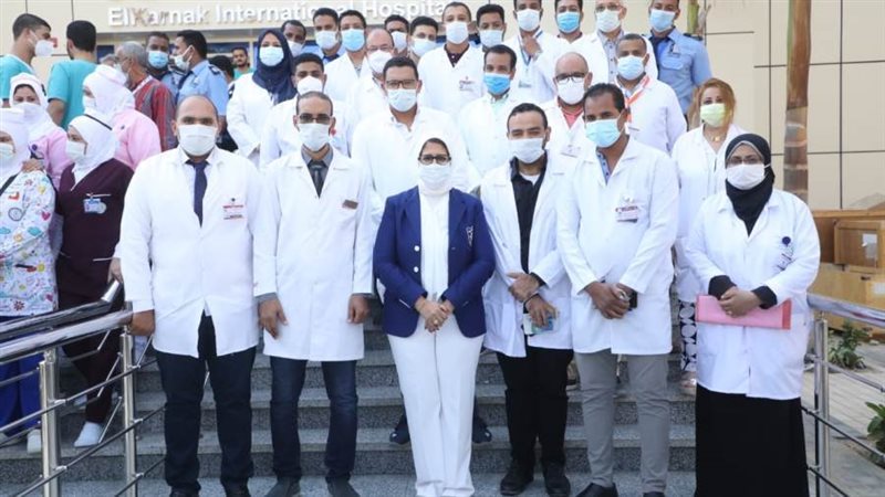وزيرة الصحة مع الأطقم
