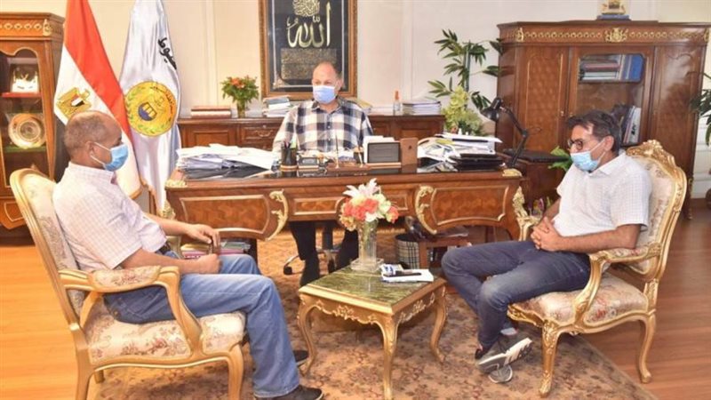 محافظ أسيوط يجتمع