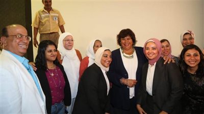 وزيرة الثقافة تكرم صناع فيلم ريش الفائز بجائزة أسبوع النقاد