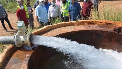 محافظ الوادي الجديد يتفقد مشروع تحويل آبار الري بالطاقة الشمسية بالداخلة 