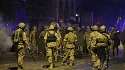 شاهد.. محتجون يشعلون النيران على أحد مداخل مجلس النواب اللبناني في تصعيد لأعمال العنف