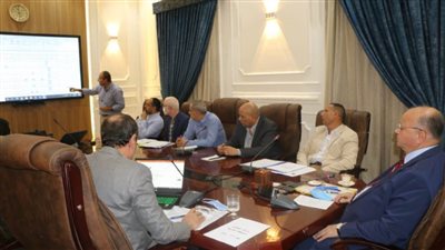 محافظ القاهرة يجتمع مع مسؤولي شركتي 