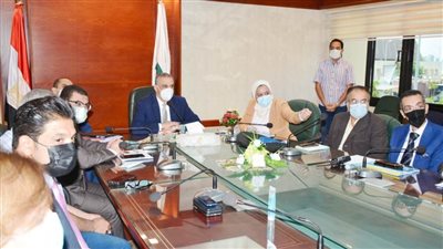 محافظ سوهاج  يعقد اجتماعًا مع قيادات مديرية الصحة