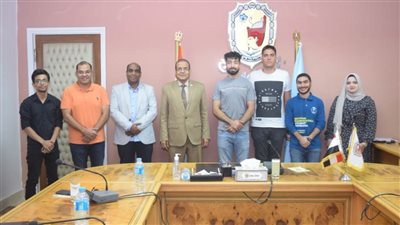 القائم بعمل رئيس جامعة سوهاج يلتقي بوفد طلابي من 