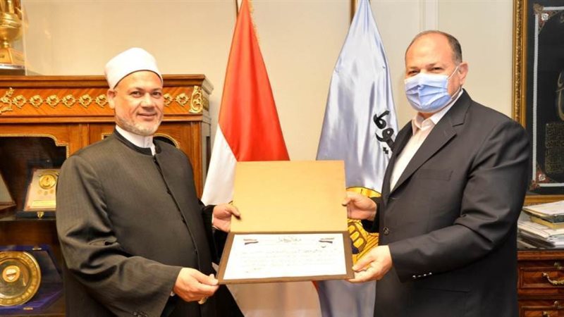 محافظ أسيوط يكرم