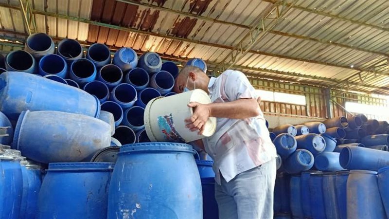 ضبط مخللات بمصنع