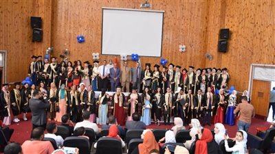 القائم بعمل رئيس جامعة سوهاج يشهد حفل تخريج بكلية التربية