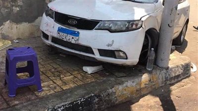 سيارة تصطدم بواجهة محل وعامود كهربائى وسط مدينة دمنهور بالبحيرة (صور)