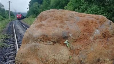 سقوط صخرة تزن 16 طنا على خط للسكك الحديدية في روسيا