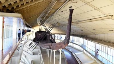 بدء عملية نقل مركب خوفو الأولى من الأهرامات لمقرها النهائي بالمتحف الكبير