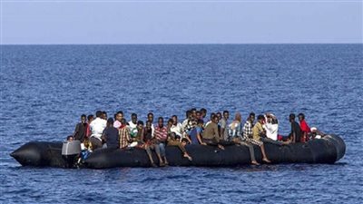 اعتراض زورق بحري يقل 97 مهاجرا قرب سواحل طرابلس الليبية