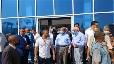 وزير التنمية المحلية ومحافظ بورسعيد يتفقدان مصنعا لإنتاج إطارات السيارات