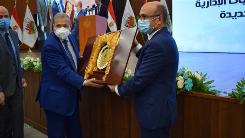 إهداء درع النيابة