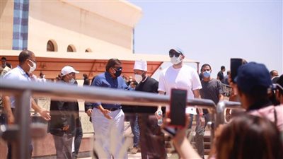 أسامة الأزهري يؤم المصلين في جنازة الفنانة دلال عبد العزيز