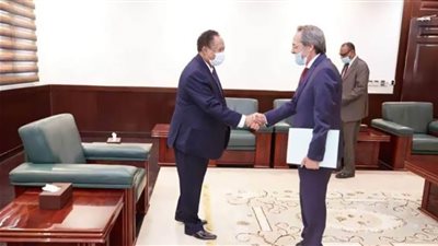رئيس وزراء السودان يتلقى شرحا حول الوضع السياسي في تونس
