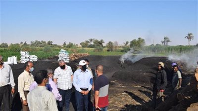 ضبط ٥ مكامير فحم ملوثة للبيئة بأبوقرقاص وتحويل المخالفين للنيابة