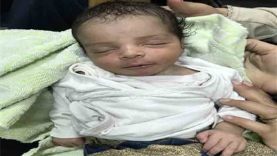 سائق يعثر على طفلة لقيطة داخل كيس بموقف بنها العمومي