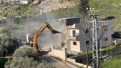 سلطات الاحتلال تهدم منزلًا في القدس وتعتقل شابًا فلسطينيا في حي الشيخ جراح