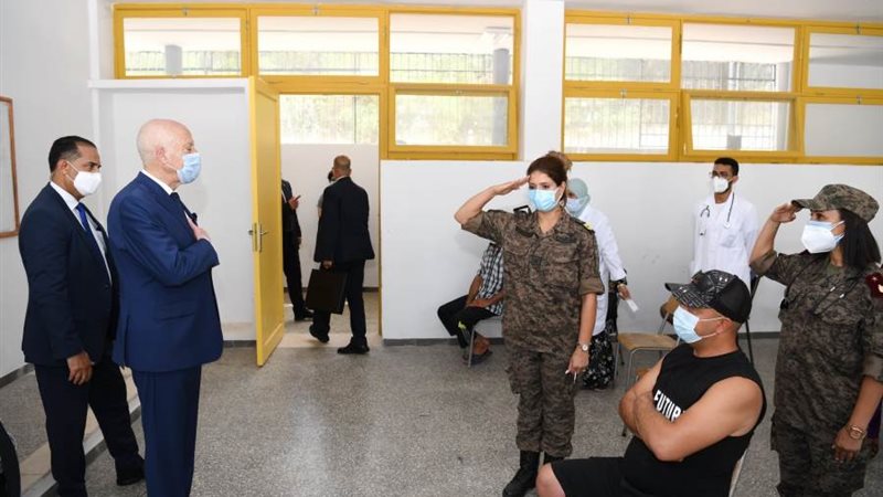 عسكريات تونسيات تؤدين