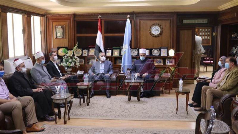 محافظ كفرالشيخ ومسؤول