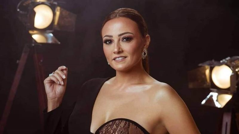 الفنانة بشرى