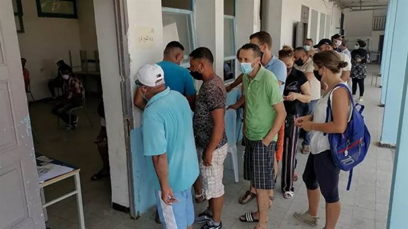 التونسيون يتلقون