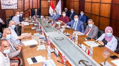 لجنة متخصصة تتفقد مخازن البضائع المهمل والرواكد بميناء دمياط