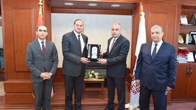 محافظ سوهاج يكرم رئيس الجامعة السابق تقديراً لمجهوداته خلال سنوات رئاسته