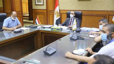 نائب محافظ سوهاج يتابع العمل بإدارات خدمة المواطنين