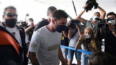 والد ميسي قبل طيرانه لباريس: سيوقع لسان جيرمان فور وصوله