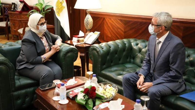 وزيرة الصحة والمسئول