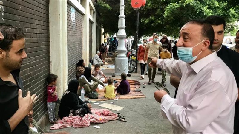 المحافظ أمام مستشفى