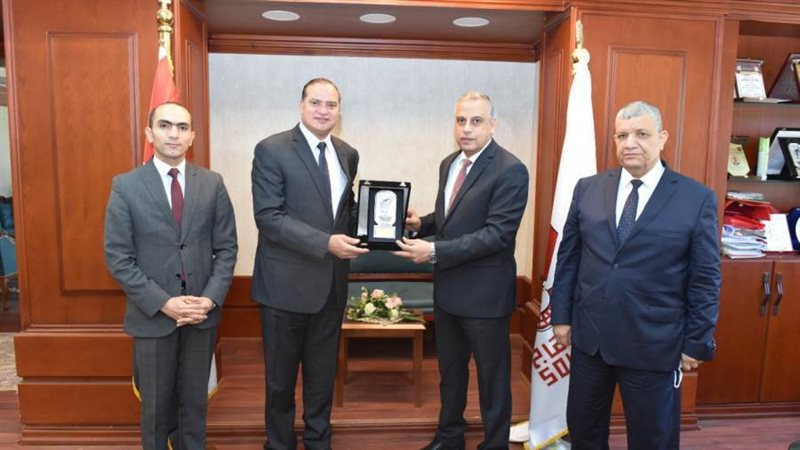 محافظ سوهاج يكرم