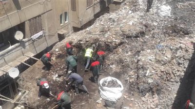  رفع 156 طن قمامة أعلى سطح عقار مهجور بالجيزة
