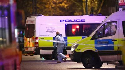 بريطانيا.. تعرض رجل لعدة طعنات وسط لندن 