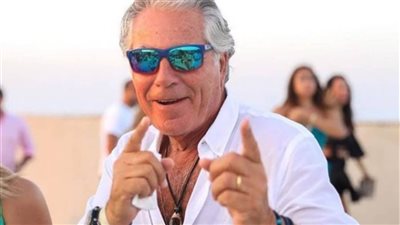 وصلة رقص مصطفى وحسين فهمي في عيد ميلاده (فيديو)