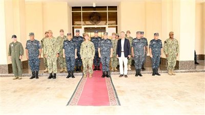 قائد القوات البحرية للقيادة المركزية الأمريكية والسفير الأمريكى بالقاهرة في زيارة لقاعدة 