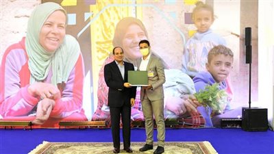 الرئيس السيسي يسلم عقود الشقق الجديدة للمواطنين