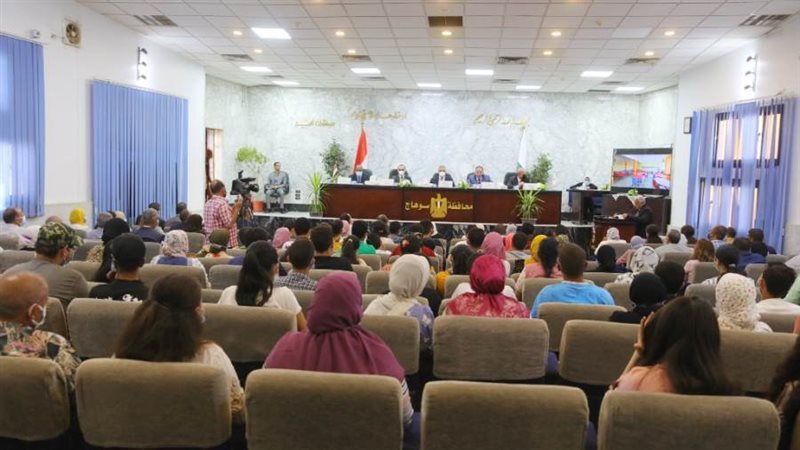 جانب من لقاء المحافظ