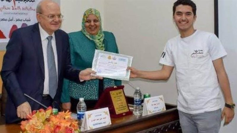 أحمد طارق يتسلم جائزة