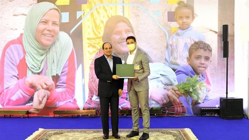 السيسي يسلم عقود