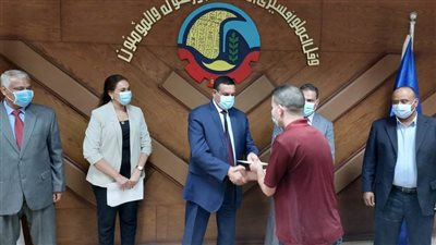 محافظ البحيرة يُسلم شيكات لأصحاب المشاريع الصغيرة