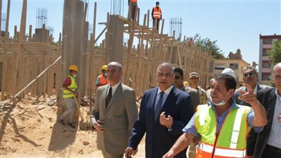 محافظ سوهاج يتابع سير العمل بمشروعات المبادرة بقريتي 