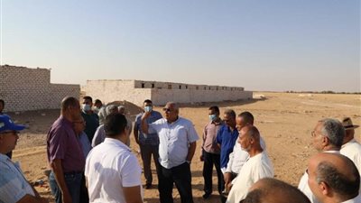 محافظ الوادي الجديد يتابع مشروعات حياة كريمة بمركز باريس