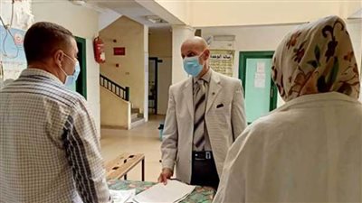  وكيل وزارة الصحة يتابع تطعيم المواطنين بلقاح فيروس كورونا بالفرق المتنقلة بالإسماعيلية 