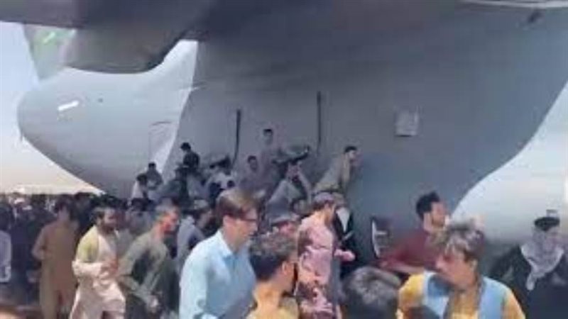 يتشبثون بجسم طائرة