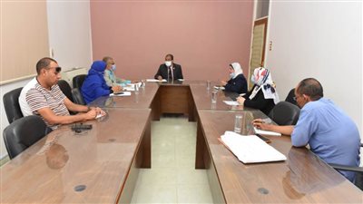 جامعة سوهاج تبحث دمج طلاب مدارس الأمل للصم بكلية التربية النوعية